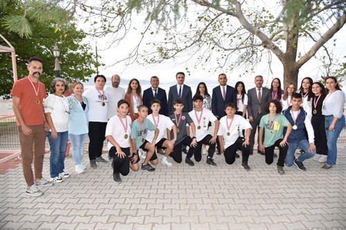 VALİ AYDIN BARUŞ AKDENİZ BÖLGE BİRİNCİSİ OLAN  HALK OYUNLARI EKİBİNİ ZİYARET ETTİ